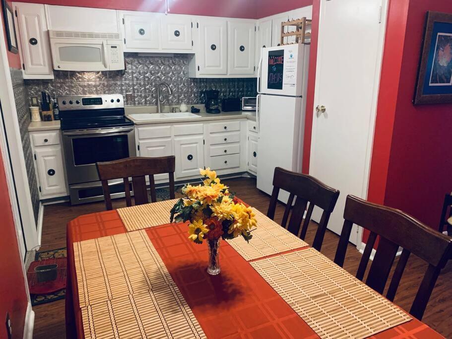 Family Friendly Downtown Home - Private Yard & Grill - Location, Location, Location! 아테네 외부 사진